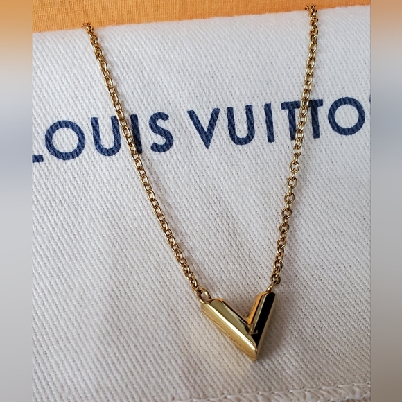 LOUIS VUITTON ESSENTIAL V NECKLACE - Picture 5 of 16